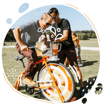 un homme pedale un smoothie sur un velo smoothie lors d'une animation de mariage