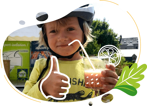 un enfant boit son smoothie realise avec un velo smoothie made in france pour une animation sportive et healthy sur un festival