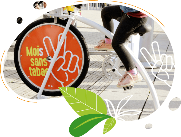 une fillette mixe son smoothie avec le smoothie bike ou velo smoothie pour l'animation de prevention sante mois sans tabac
