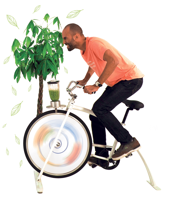 un homme pédale sur un vélo smoothie dans son entreprise du secteur agroalimentaire