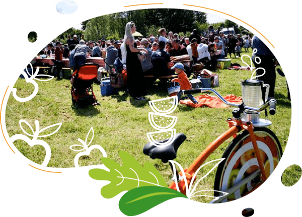 des personnes sont rassemblées dans la nature avec nos vélos à smoothies