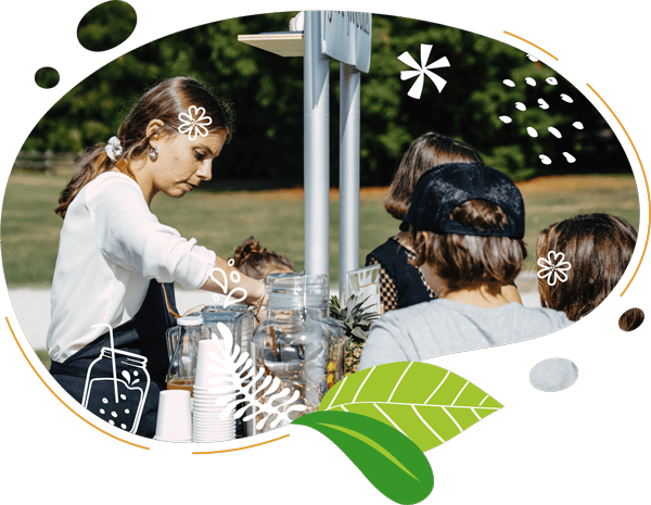 L'animatrice distribue les smoothies aux enfants