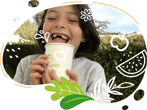 Sur un festival en Normandie une petite fille tire la langue dans son smoothie