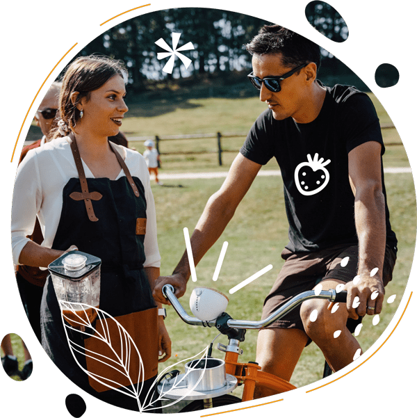 L'animatrice échange avec l'un des invités du mariage sur son expérience vélo smoothie