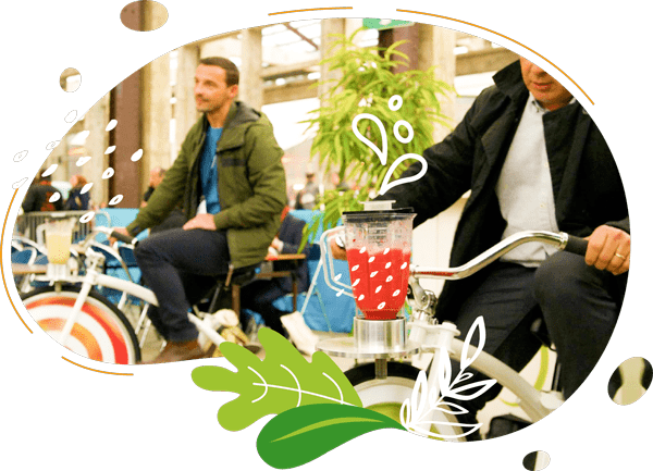A Nantes lors d'une animation vélos smoothies deux hommes pédalent leur smoothie sur l'ile des machines