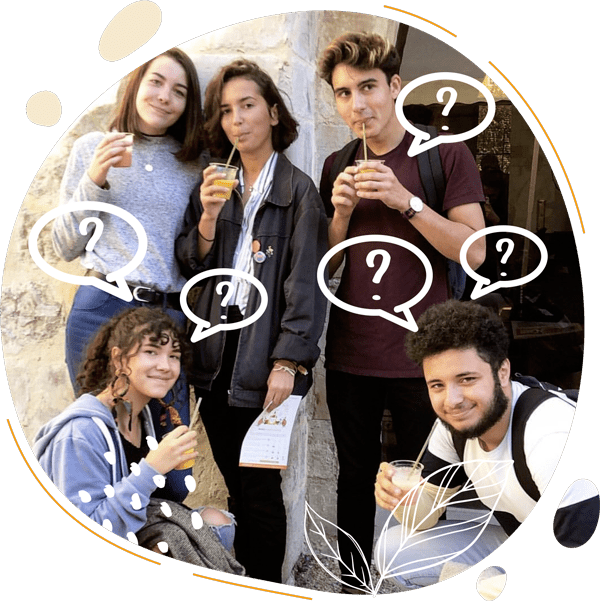 Des amis heureux d'avoir mixer leurs smoothies à la force des jambes