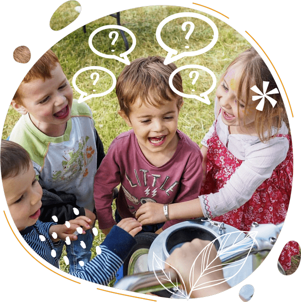Des enfants rient autour du vélo smoothie avec des bulles de questions autour de leurs tetes